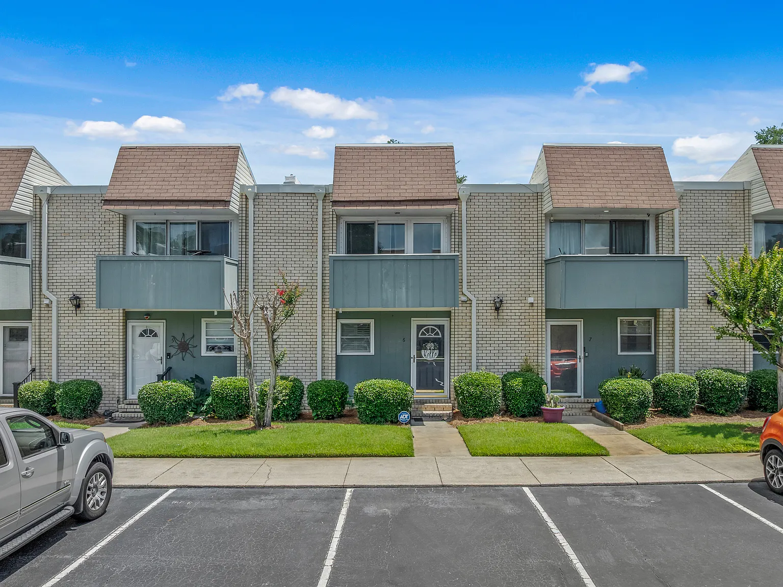 4701 N Kings Hwy — Photo 2