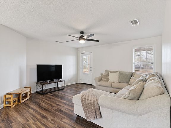 4th image of 46 Christopher Cir