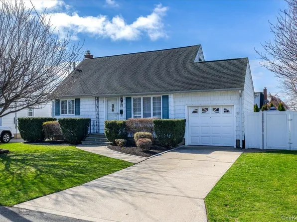 299 37 Street, Lindenhurst, NY 11757