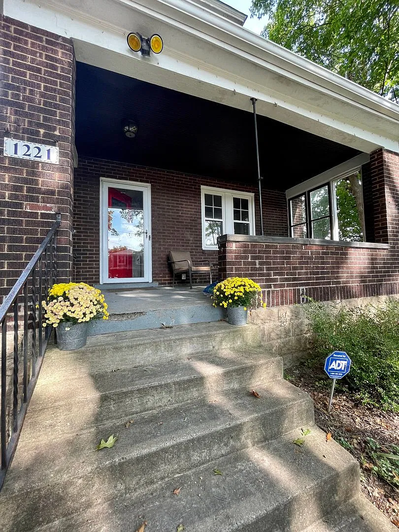 Regent Square Area - 3 Bed 1.5 Bath - Stunning Updates! — Photo 2