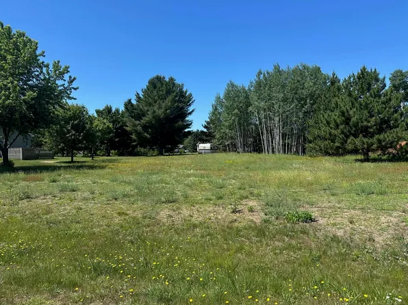 121 Dandelion Ln, Marquette, MI 49855