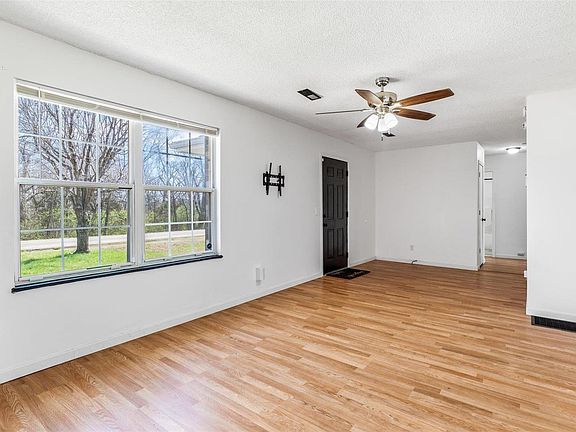 3rd image of 904 N Saint Joe Dr