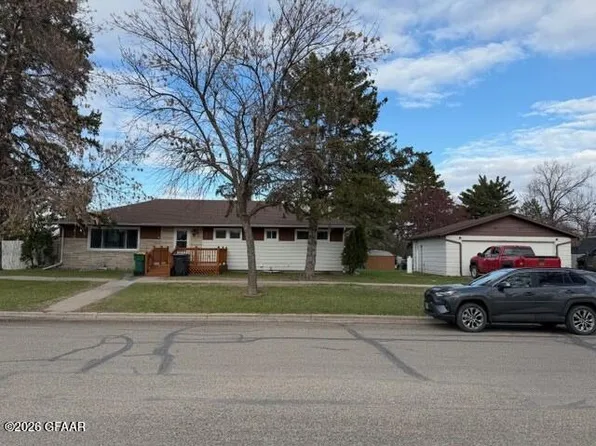 206 3rd St SE, Hillsboro, ND 58045