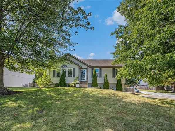 1632 NE Stonewood Dr, Lees Summit, MO 64086