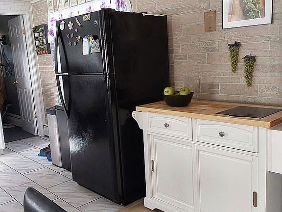 Additional kitchen view