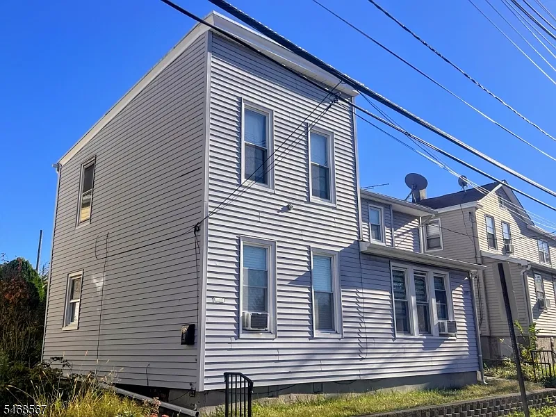 2 bed, 1.0 bath, $1,800 — Photo 2