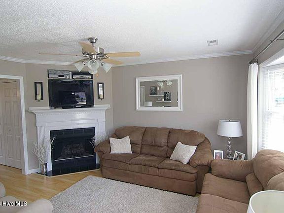 2nd image of 220 Lake Rd #B
