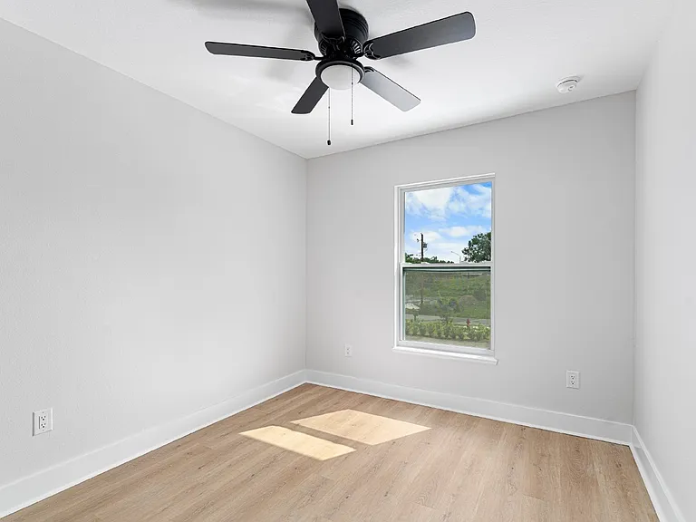 685 Childs Ave — Photo 11