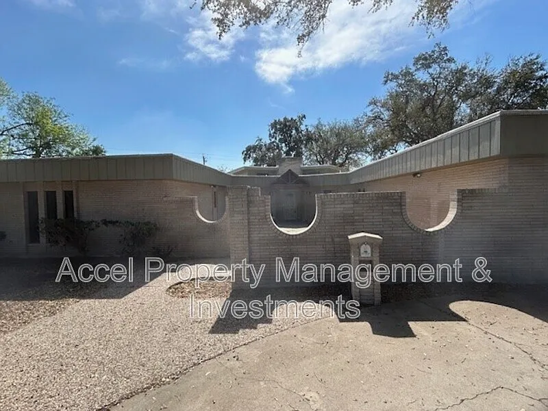 1416 Grovewood Dr
