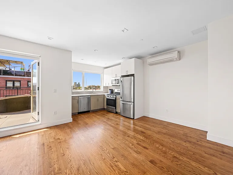 149 W 9th St #4 — Photo 1