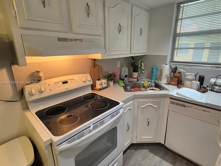 1975 NE 135th St #2H — Photo 9
