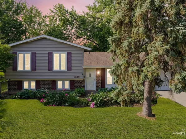 1690 S Green Meadows Blvd, Streamwood, IL 60107