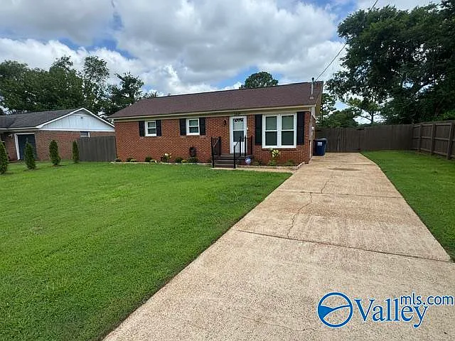 3 bed, 1.0 bath, 1025 sqft, $1,395 — Photo 2