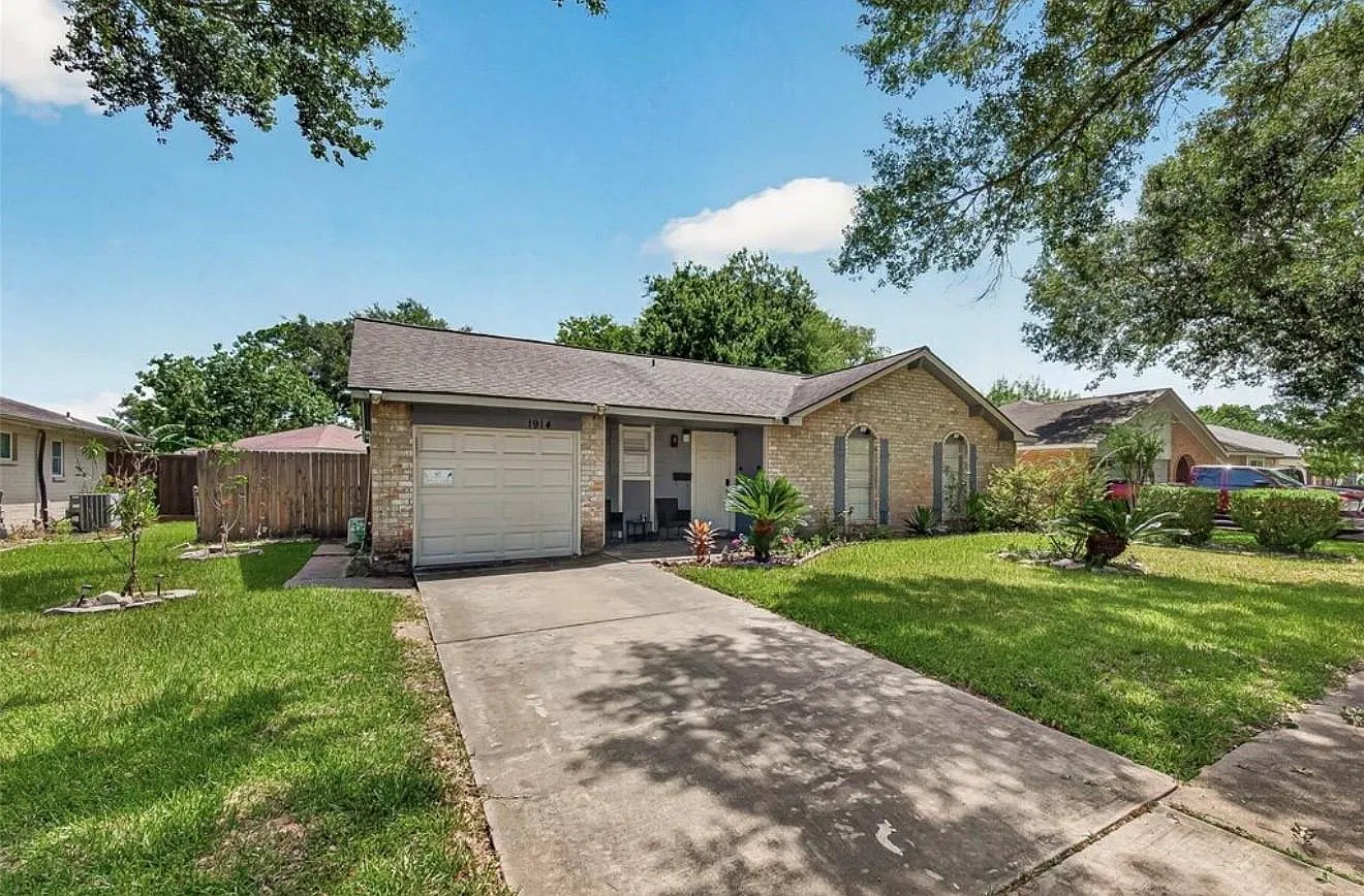 5 bed, 2.5 bath, 1556 sqft, $2,400 — Photo 2