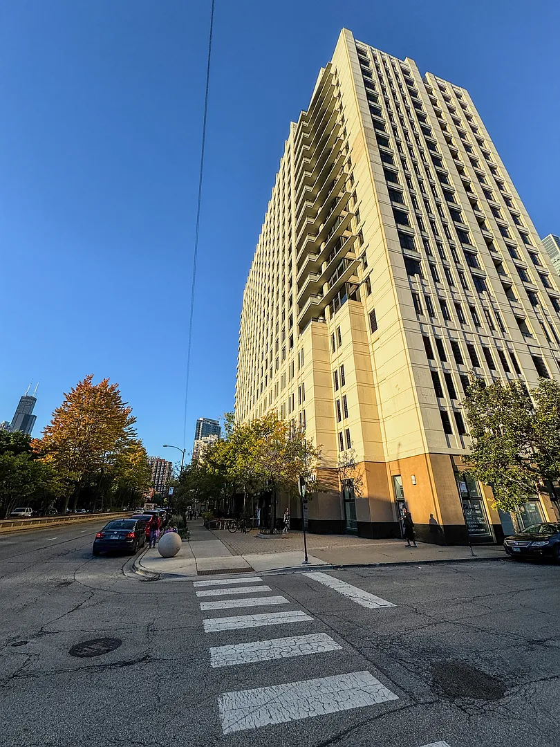 1 bed, 725 sqft, $2,400 — Photo 1