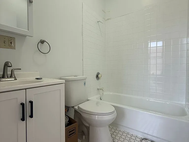556 W 37th St — Photo 10