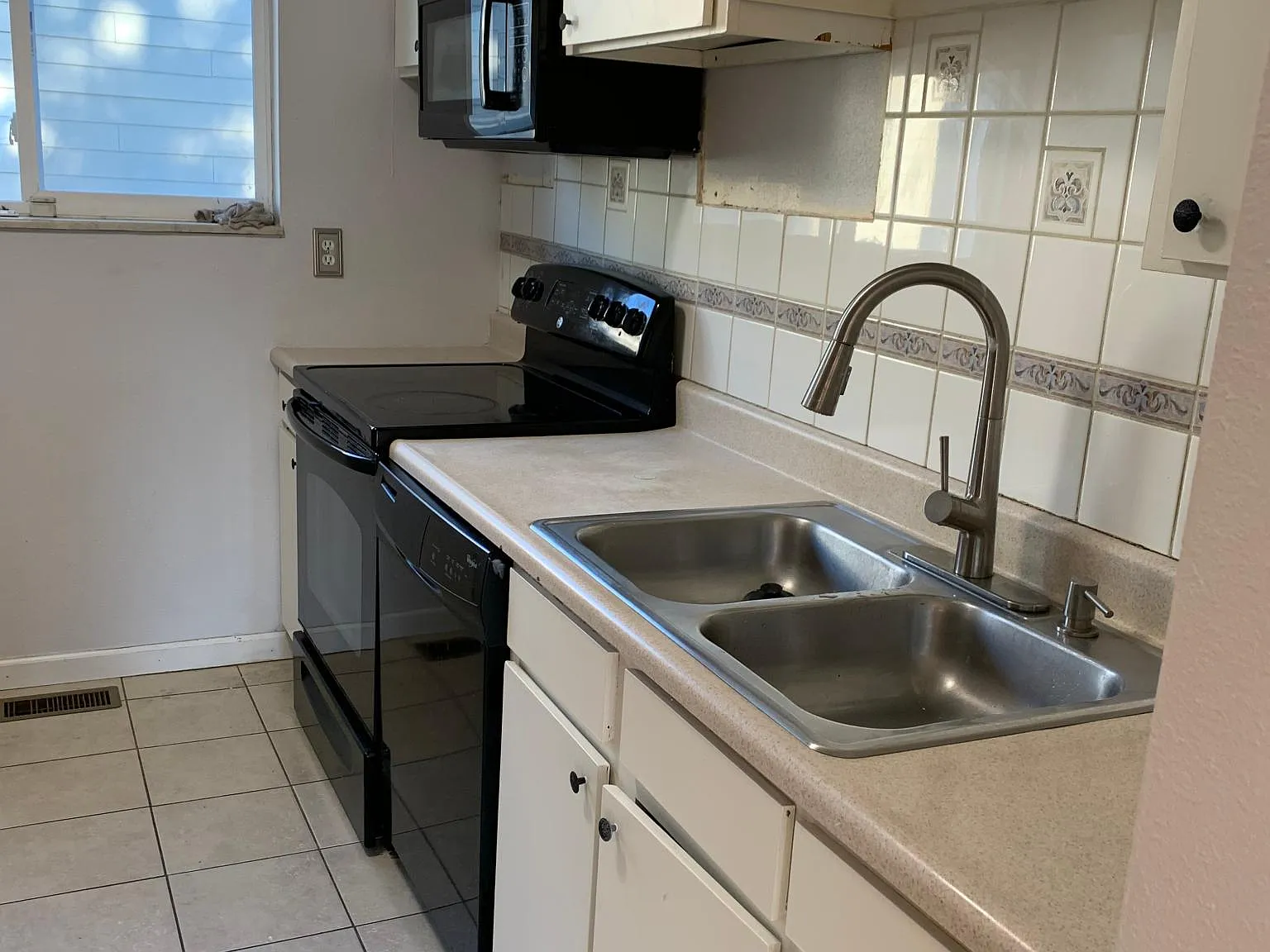 3 bed, 1250 sqft, $2,000 — Photo 3
