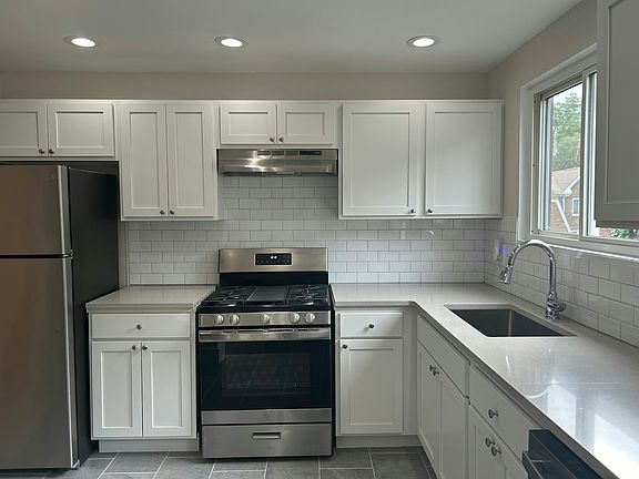 4th image of 17593 Roselawn Ave