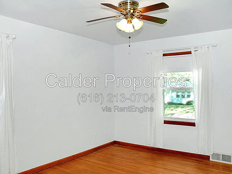 1317 Herrick Ave NE — Photo 12