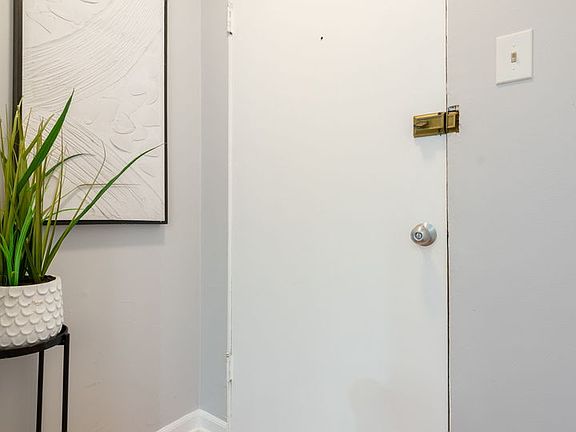 3rd image of 626 W Waveland Ave APT 3B