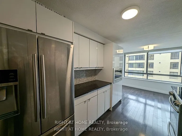 280 Simcoe St #807 — Photo 9