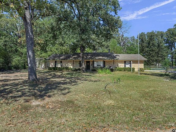 3rd image of 215 N Oaks Dr