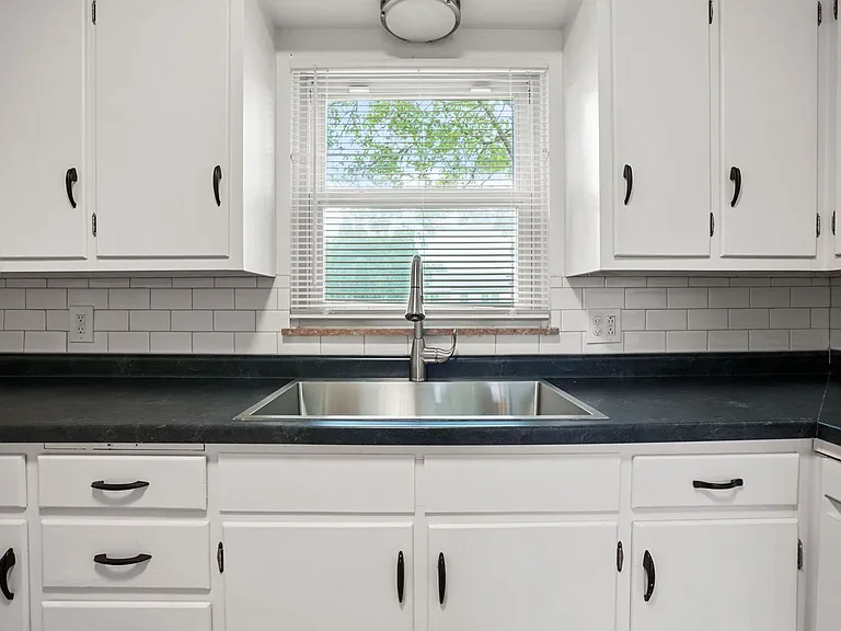 1000 Glenmore Ave — Photo 9