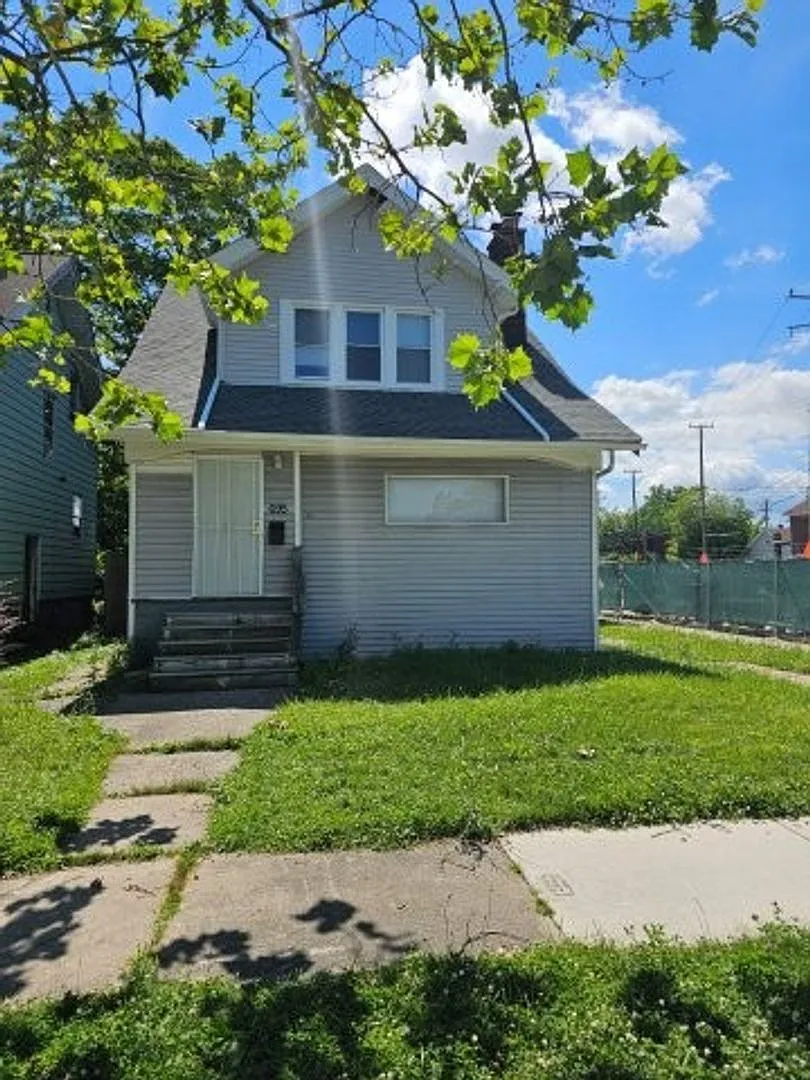 695 Algonquin St- 4 Bed & 1.5 Bath For Rent — Photo 1