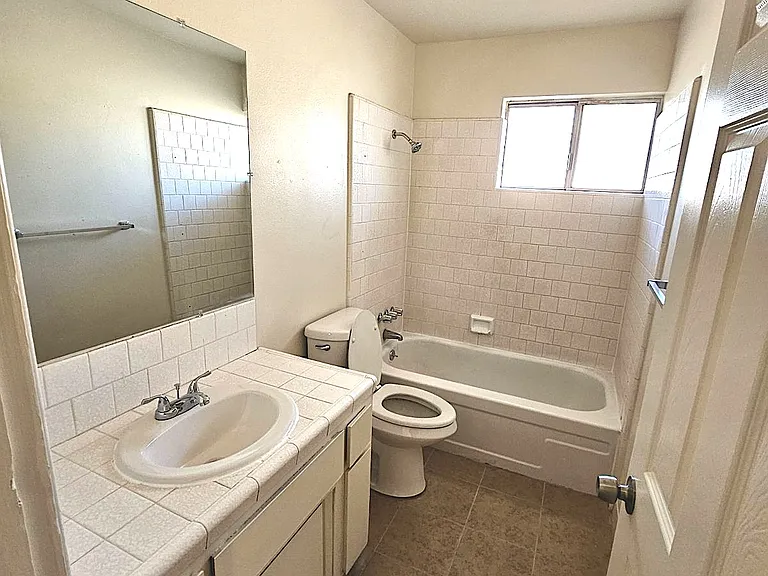 Westbridge Apartments — Photo 5