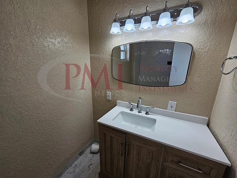 1735 S Locust St — Photo 20