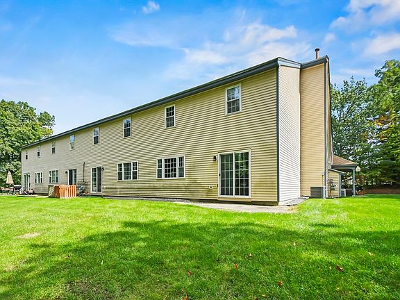 3rd image of 33 Kennedy Dr #33