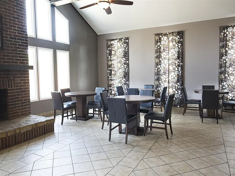 Yorktown Colony Apartments — Photo 8