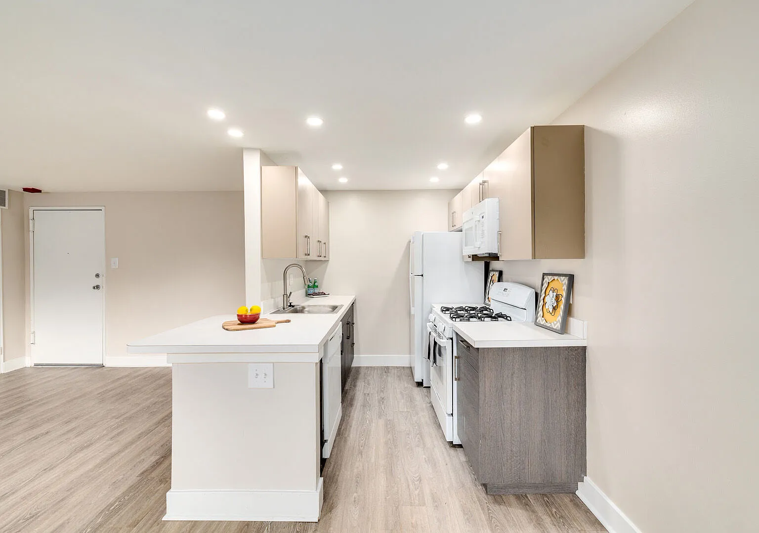 Pine Manor Apartments — Photo 1