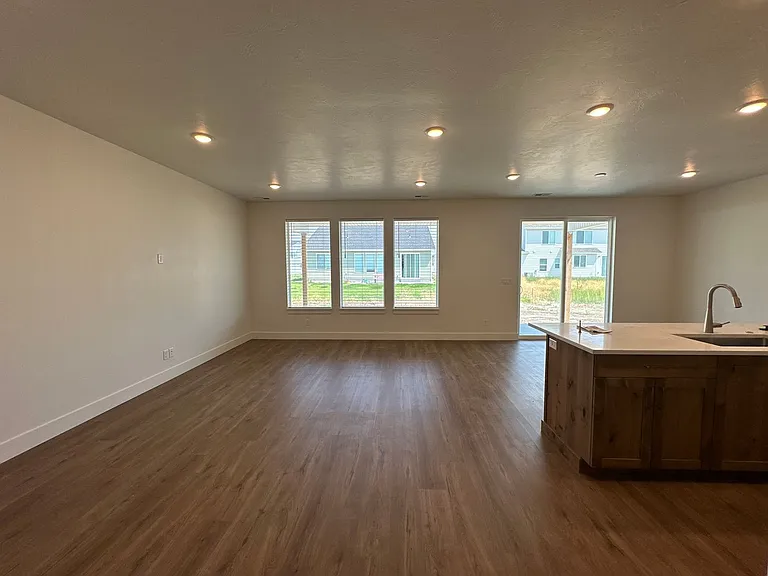 604 S 2355 W — Photo 16