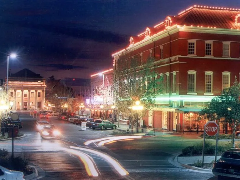 Downtown Gainesville just 6 minutes away