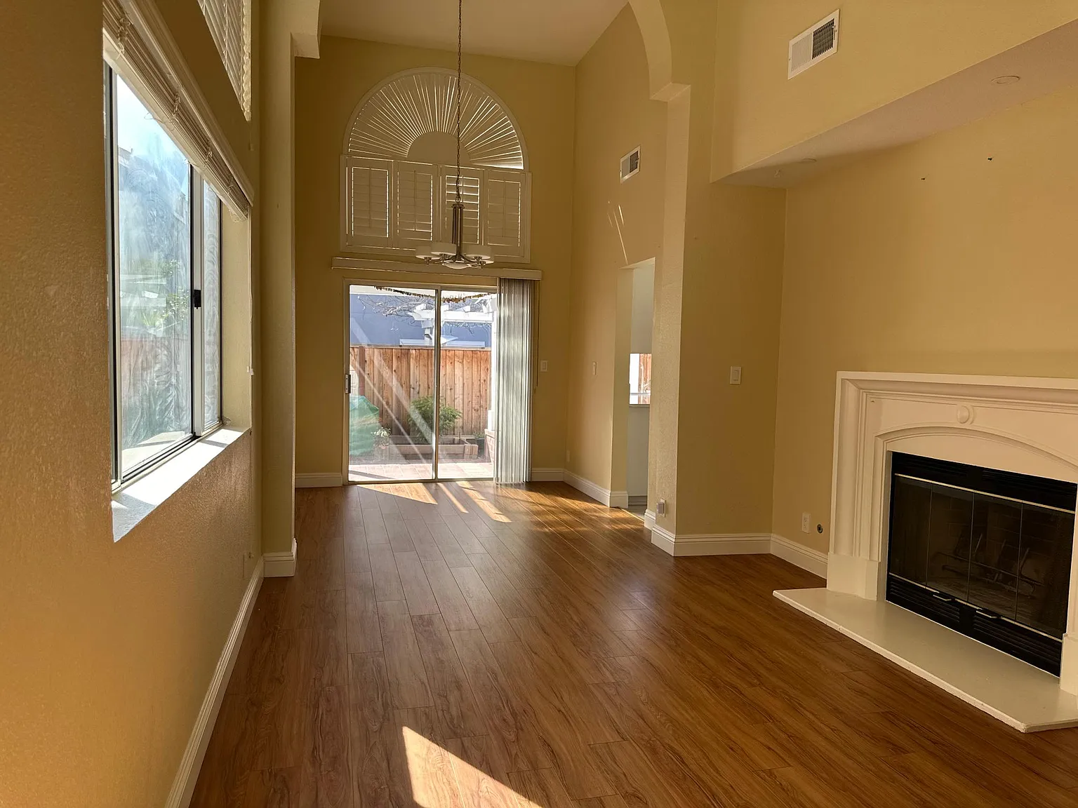 3 bed, 2.5 bath, 1615 sqft, $4,000 — Photo 2