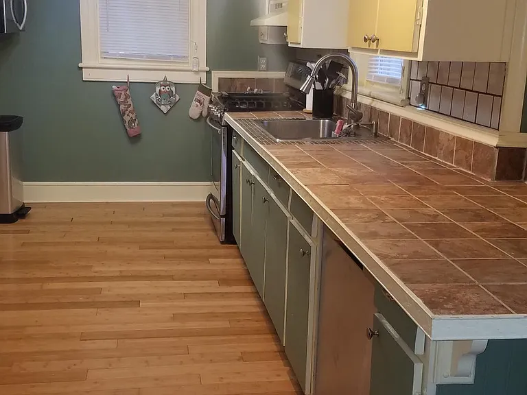Large Kitchen with chef's stove and dishwasher