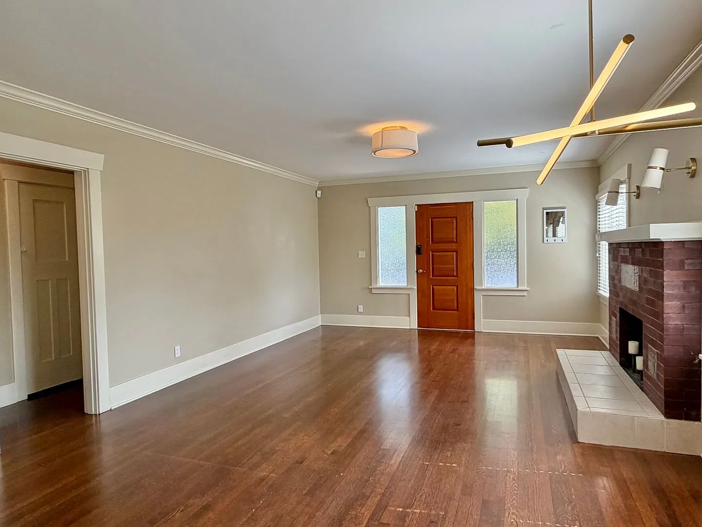 Charming Phinney Ridge Retreat - Spacious 3 Bedroom Home W/Fenced Yard & Garage! Available Now! — Photo 4