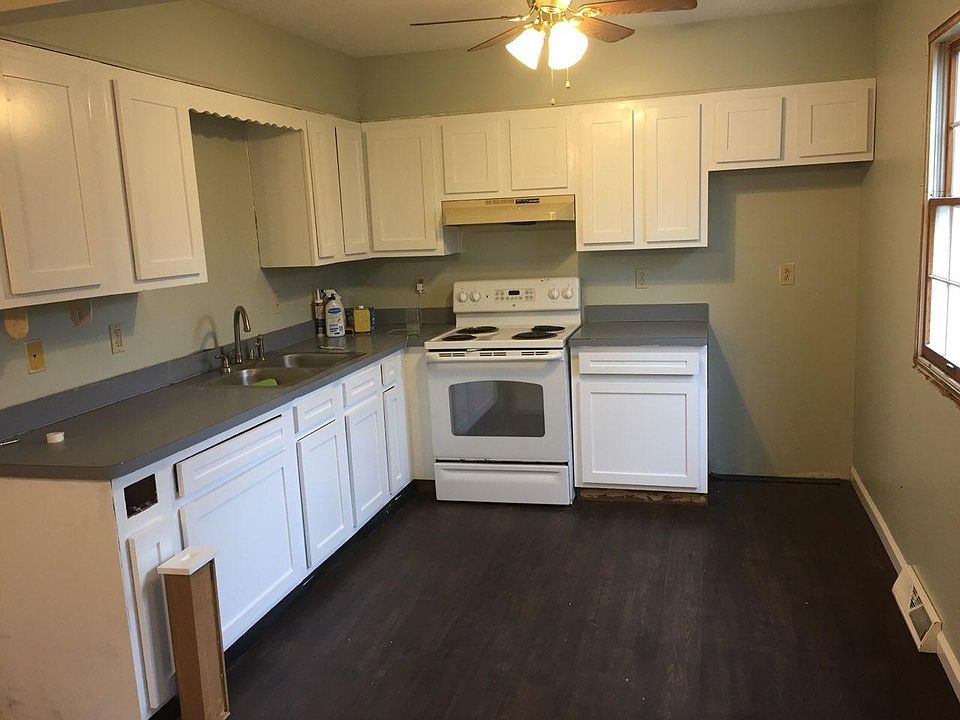 Fully equipped kitchen -includes refrigerator