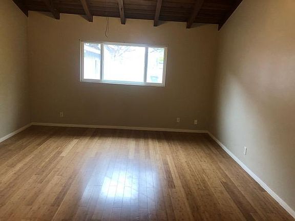 X-Large Bedroom w walk-in closet