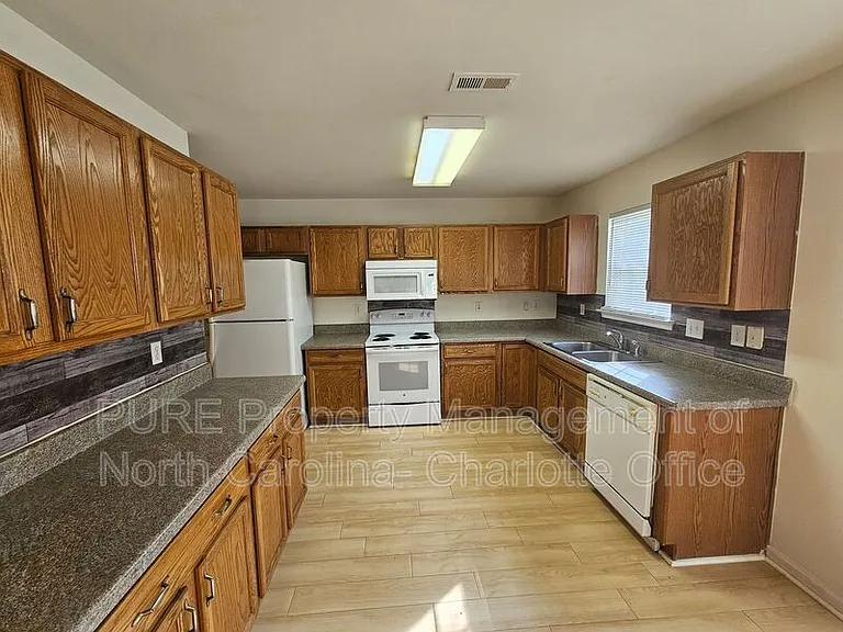 4423 Cades Cove Dr — Photo 9