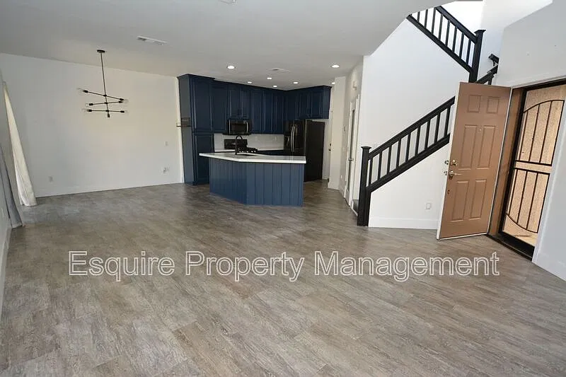 4 bed, 2.5 bath, 1739 sqft, $3,695 — Photo 3