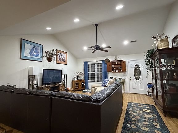 4th image of 705 Holly St W