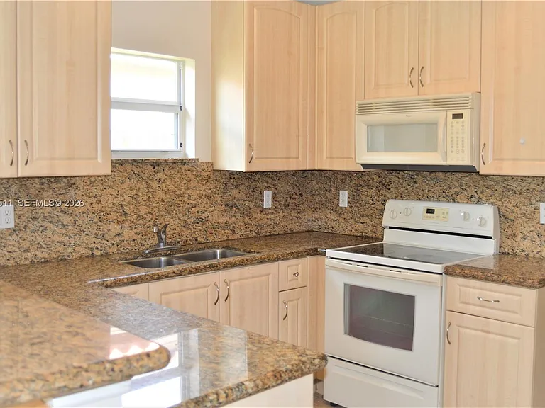1855 NE 36th Ave — Photo 12