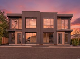 588 Whiteside St #3, Saanich, BC V8Z 1Y6