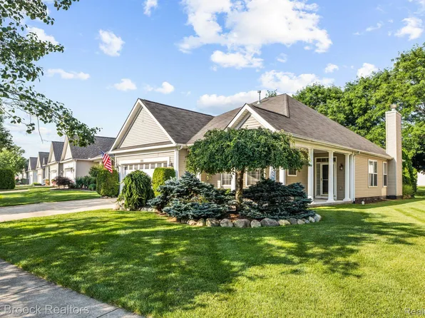 3919 Hillsdale Dr, Auburn Hills, MI 48326