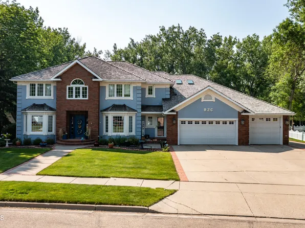 826 Munich Dr, Bismarck, ND 58504