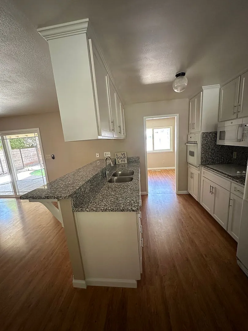 3 Bedroom with Pool! — Photo 3
