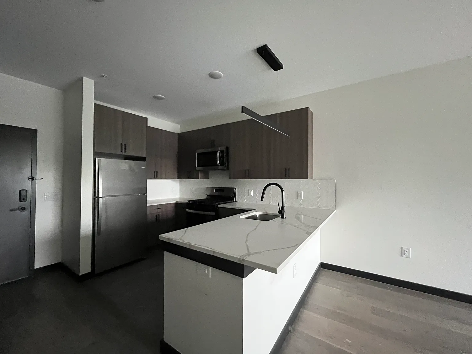 1 bed, 800 sqft, $2,400 — Photo 3