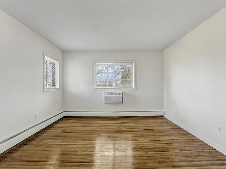 Versailles Apartments — Photo 9